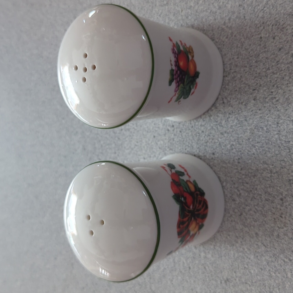 William James salt pepper set
